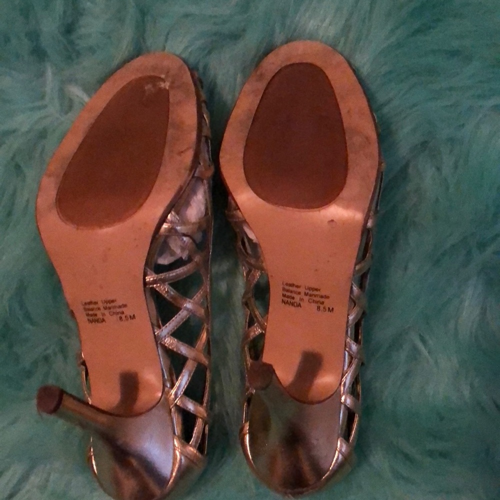 GOLD HEELS... - Picture 5 of 5